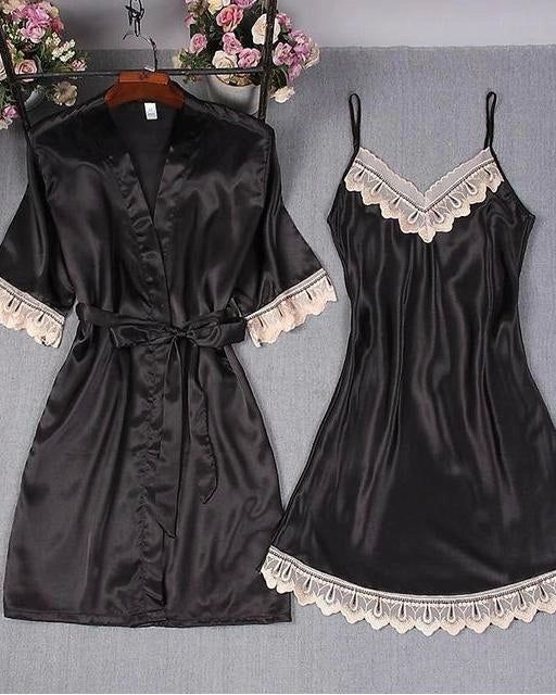 Ensemble kimono noir et nuisette assortie avec bordure en dentelle, suspendus, prêt à porter. Vêtements de nuit élégants et confortables.