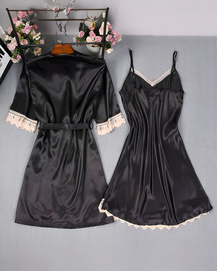 Ensemble kimono noir et nuisette en satin avec détails en dentelle. Vêtements de nuit élégants et confortables, disponibles dans notre boutique. Parfait pour se détendre avec style.