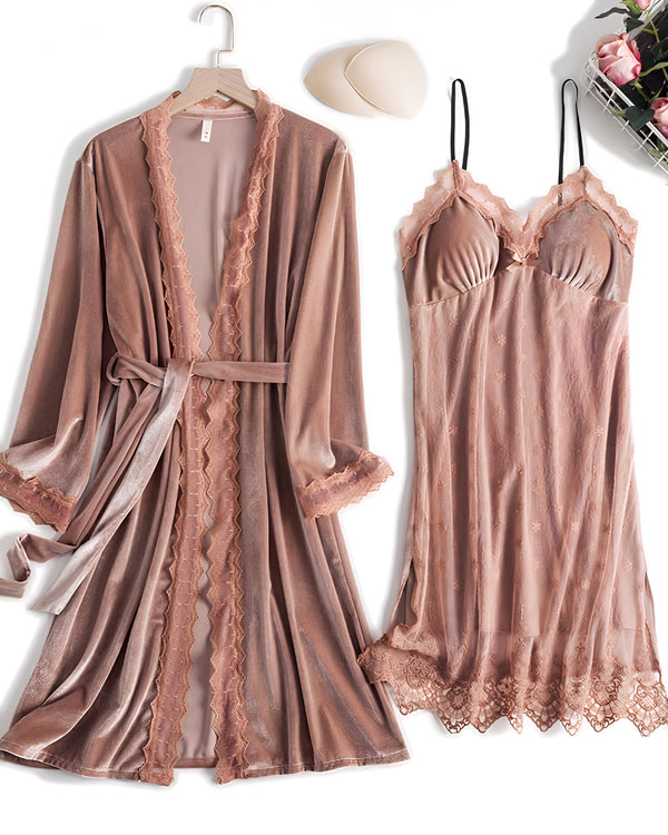 Ensemble kimono : robe de chambre en velours rose avec garniture en dentelle et une nuisette assortie. Vêtements de nuit chics et confortables.