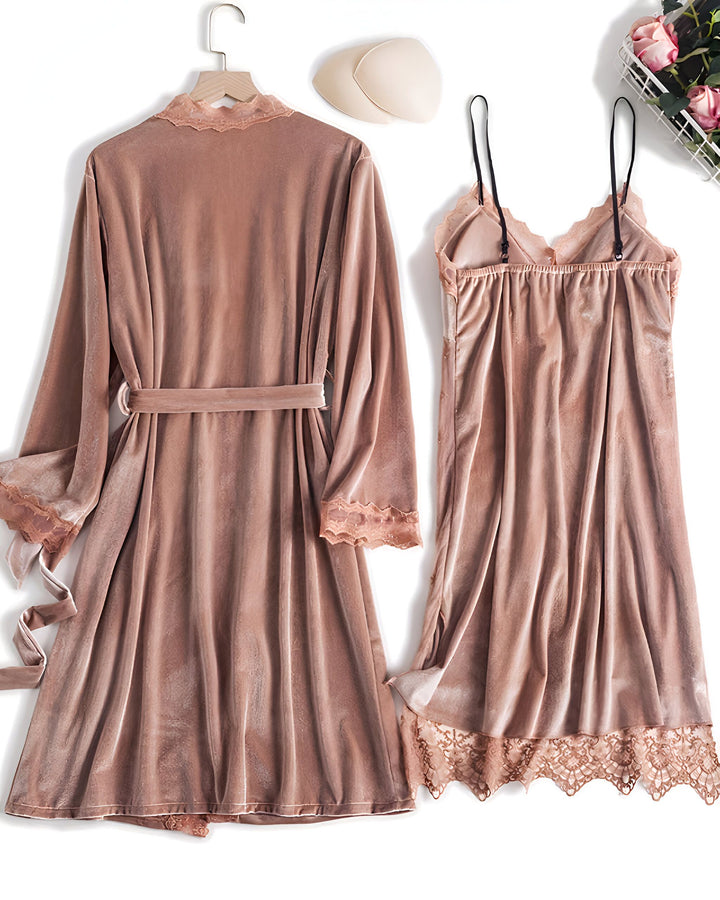 Ensemble kimono en velours rose comprenant une robe de chambre avec ceinture et une nuisette à bretelles fines avec détails en dentelle. Lingerie féminine confortable et élégante.