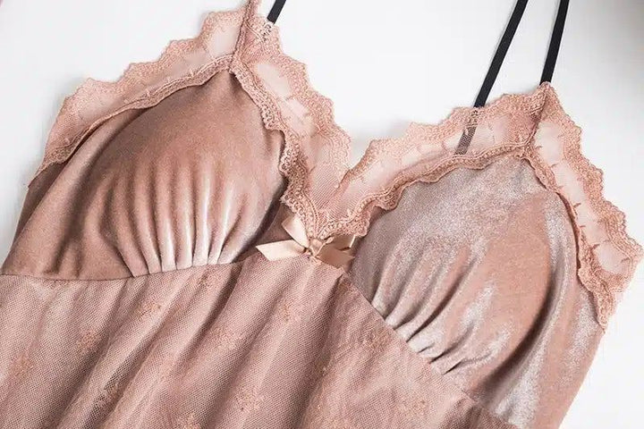Nuisette rose poudré avec dentelle et fines bretelles noires. Vêtement de nuit doux et féminin, idéal comme sous-vêtement ou kimono léger. Confection délicate.