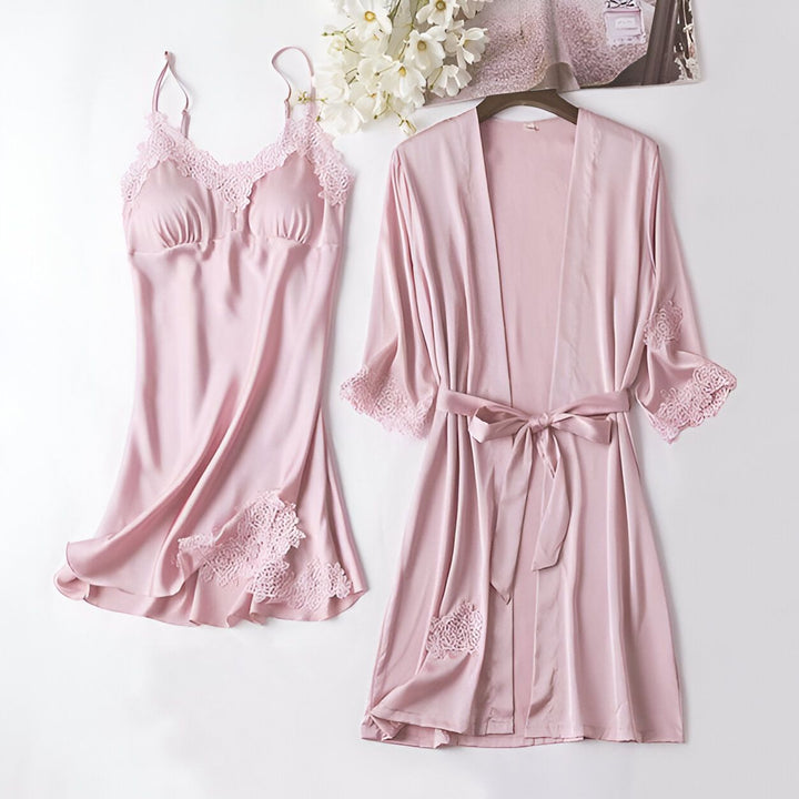Ensemble kimono rose en satin avec nuisette à dentelle. Collection de kimonos élégants et confortables. Découvrez nos modèles de kimonos raffinés.