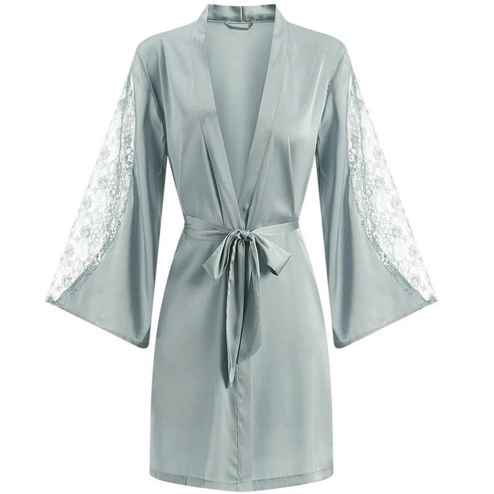 Kimono court bleu clair en satin avec manches évasées en dentelle, fermé par une ceinture. Vêtement de nuit élégant et confortable.