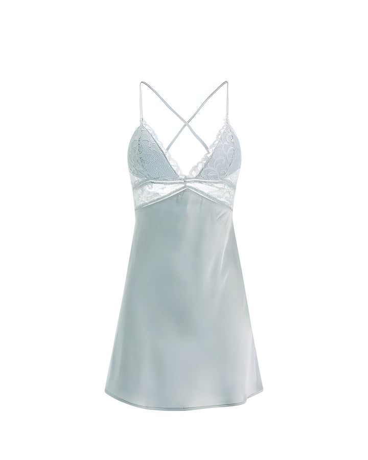 Nuisette en satin bleu clair avec détails en dentelle. Bretelles fines croisées dans le dos. Vêtement de nuit élégant, idéal avec un kimono.