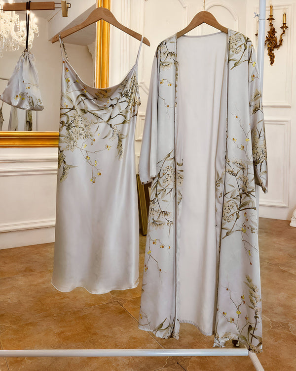 Ensemble kimono élégant : nuisette en soie et kimono assorti avec motifs floraux délicats. Parfait pour un style raffiné et confortable. Découvrez notre collection de kimonos.
