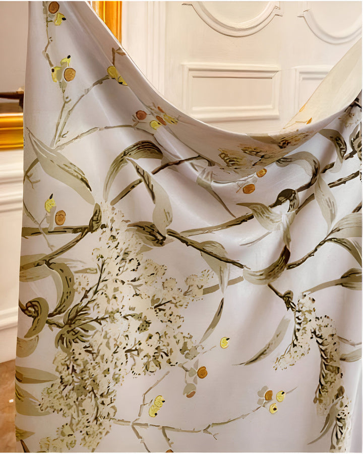 Kimono élégant avec un motif floral délicat, parfait pour ajouter une touche de sophistication à votre garde-robe. Découvrez notre collection de kimonos uniques et raffinés.