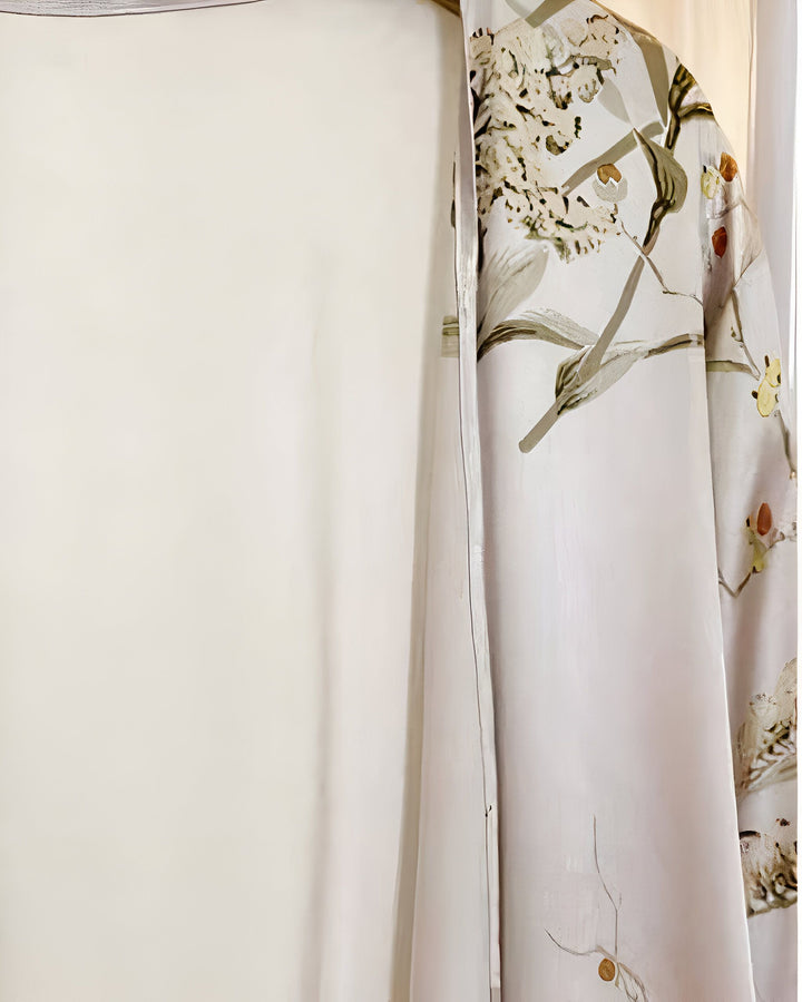 Kimono beige avec motif floral délicat. Vêtement japonais traditionnel, idéal pour un look élégant et confortable. Découvrez notre collection de kimonos uniques.