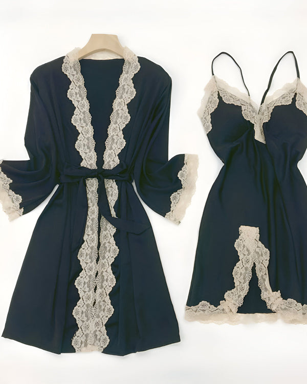 Ensemble kimono et nuisette bleu marine avec finitions en dentelle écrue. Vêtements d'intérieur confortables et élégants. Idéal pour se détendre avec style. Découvrez notre collection de kimonos.