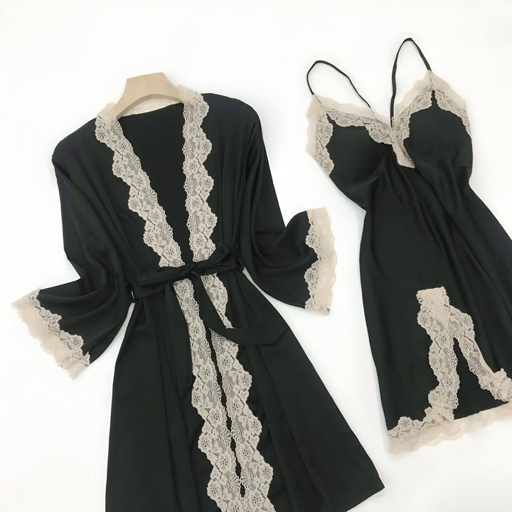 Kimono noir et nuisette assortie avec détails en dentelle ivoire sur fond blanc. Vêtements d'intérieur élégants. Idéal pour se détendre avec style. Boutique de kimonos en ligne.