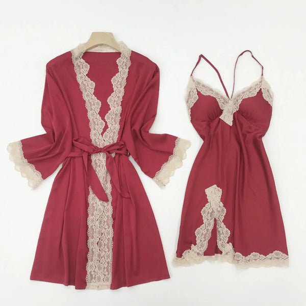 Kimono bordeaux avec finitions en dentelle crème. Ensemble nuisette et peignoir kimono pour femme, vêtement de nuit confortable et élégant.