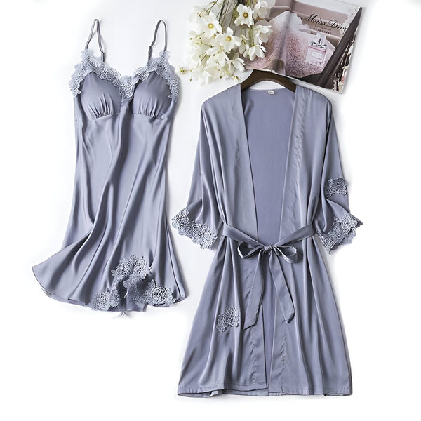 Ensemble kimono gris : nuisette et robe de chambre assortie avec détails en dentelle florale. Vêtements de détente élégants et confortables.