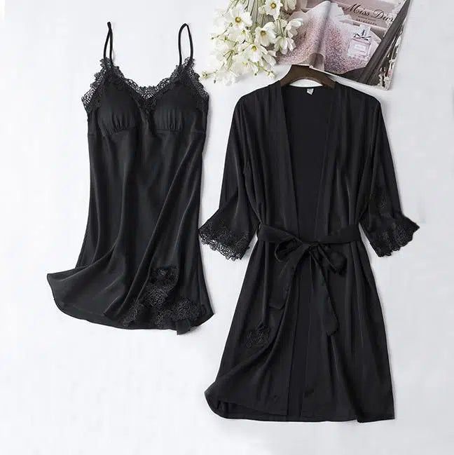 Ensemble kimono noir pour femmes. Chemise de nuit et robe de chambre assorties avec détails en dentelle. Vêtements de nuit élégants et confortables.