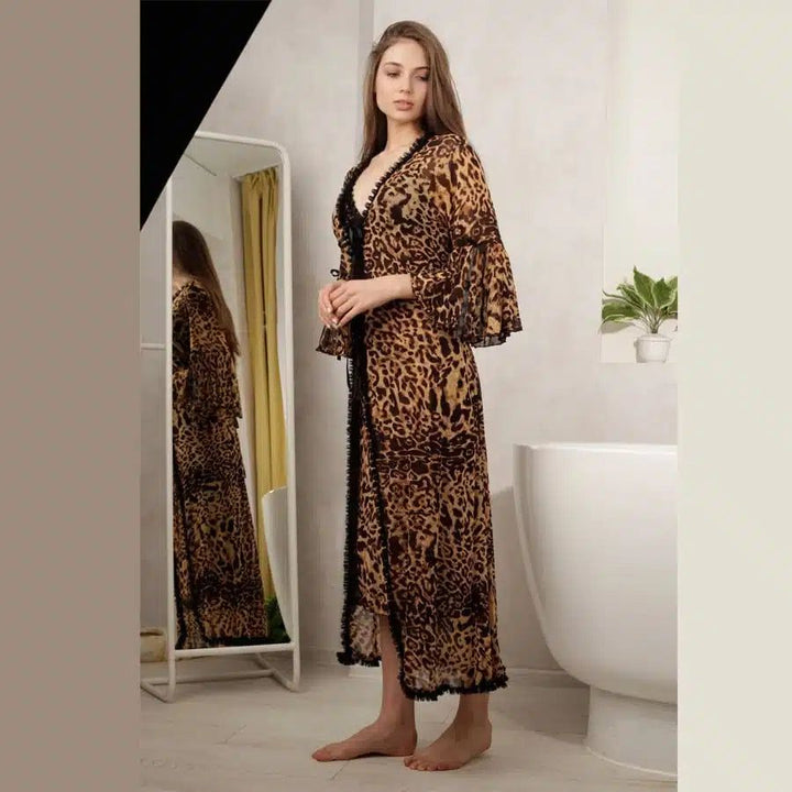Femme portant un kimono long à imprimé léopard avec bordure noire. Vêtements de détente élégants. Kimonos tendance pour femmes.