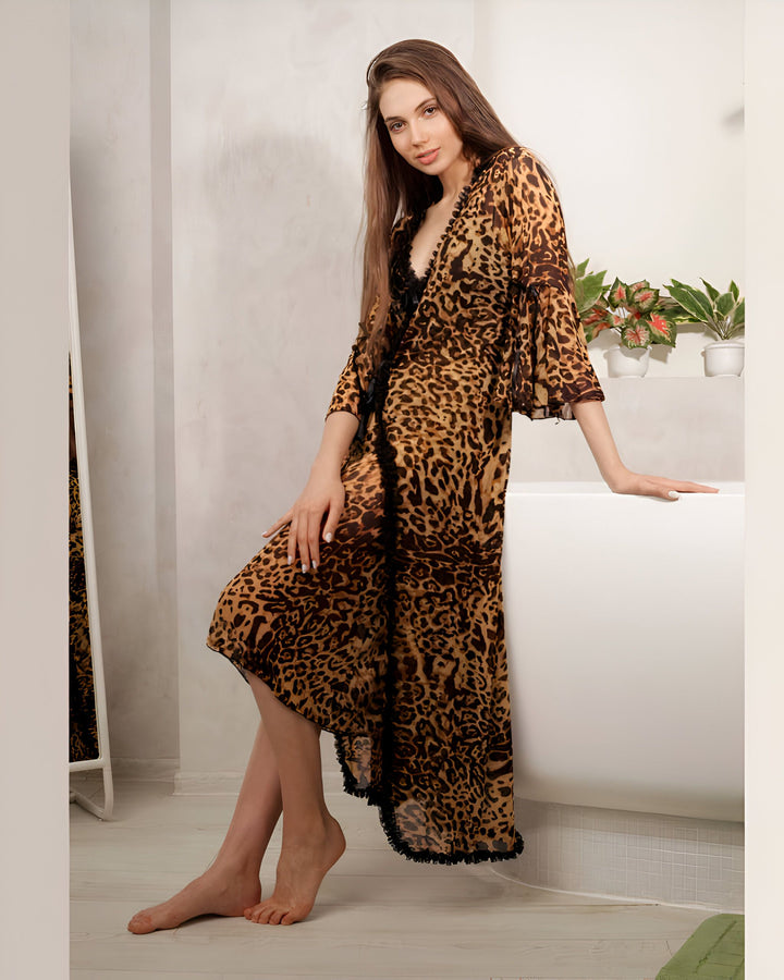 Femme élégante en kimono léopard. Peignoir style kimono à motifs animaux, bordé de dentelle noire. Vêtements d'intérieur chics et confortables, disponibles dans notre boutique de kimonos.