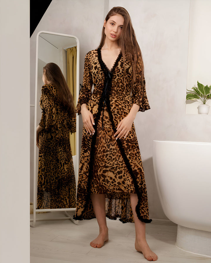 Femme portant un kimono léopard avec bordure noire, reflétée dans un miroir. Kimonos tendance pour femmes.
