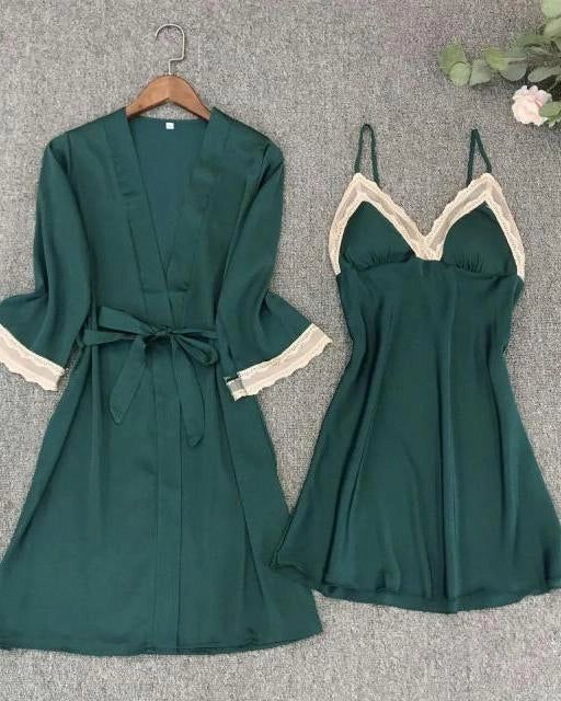 Ensemble kimono vert émeraude avec une nuisette assortie. Vêtements de nuit élégants avec finitions en dentelle. Lingerie de luxe, idéale pour se détendre avec style.
