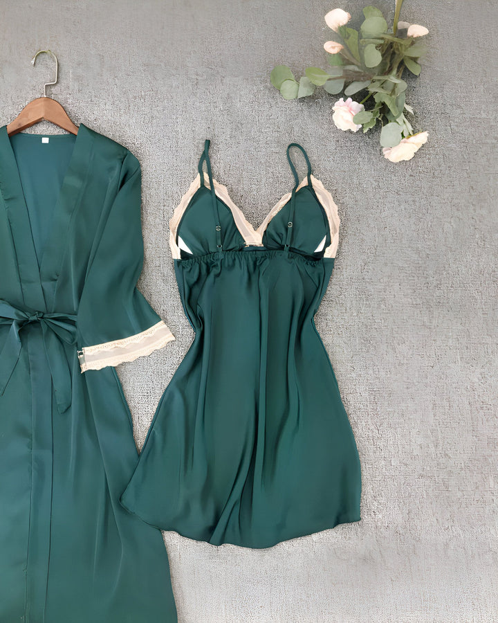 Ensemble kimono et nuisette vert émeraude avec détails en dentelle. Vêtements de nuit élégants et confortables. Collection de kimonos de haute qualité.