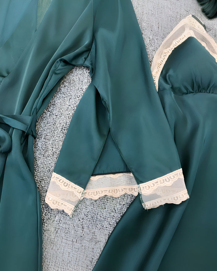 Ensemble kimono vert émeraude avec finitions en dentelle ivoire. Peignoir fluide et nuisette assortie. Parfait pour un style élégant et confortable.