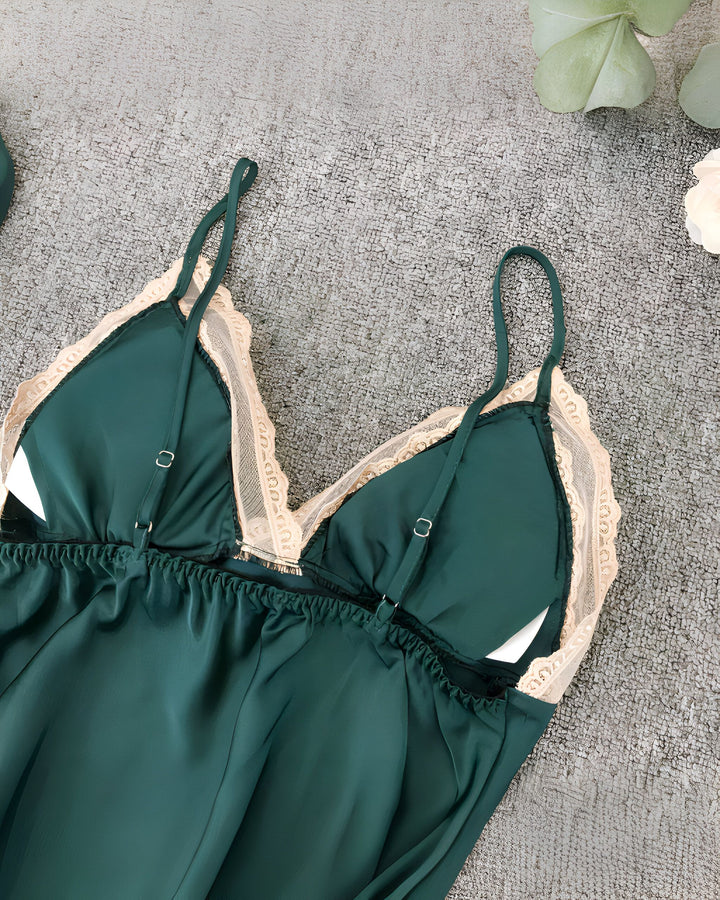 Vue rapprochée d'un kimono vert émeraude avec des détails en dentelle beige, soulignant son élégance et sa délicatesse. Parfait pour une nuit confortable.