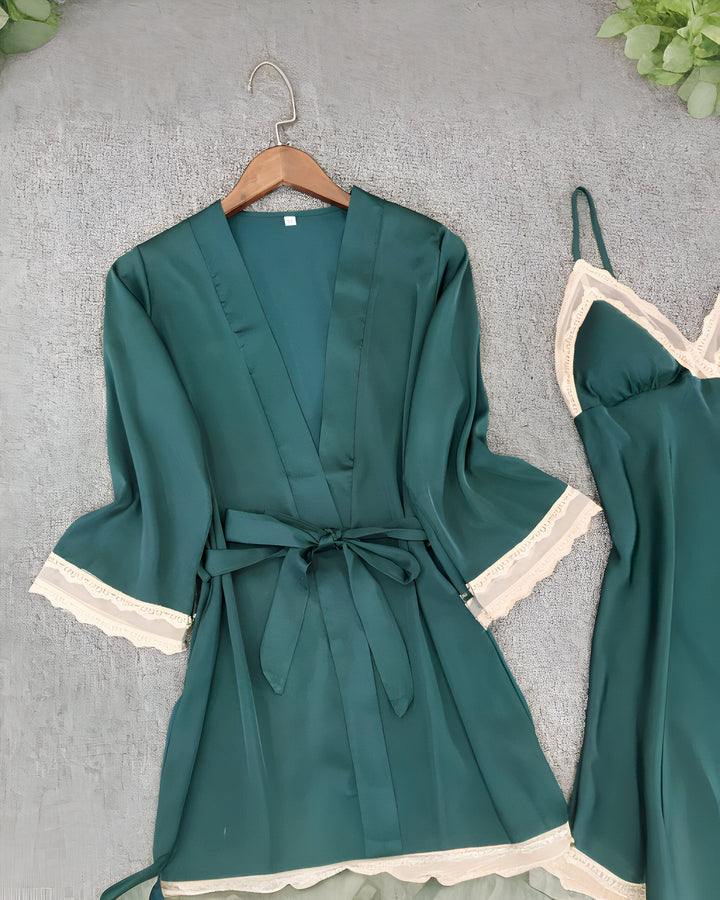 Kimono vert émeraude en satin avec ceinture et nuisette assortie. Ensemble de lingerie kimono élégant avec détails en dentelle.
