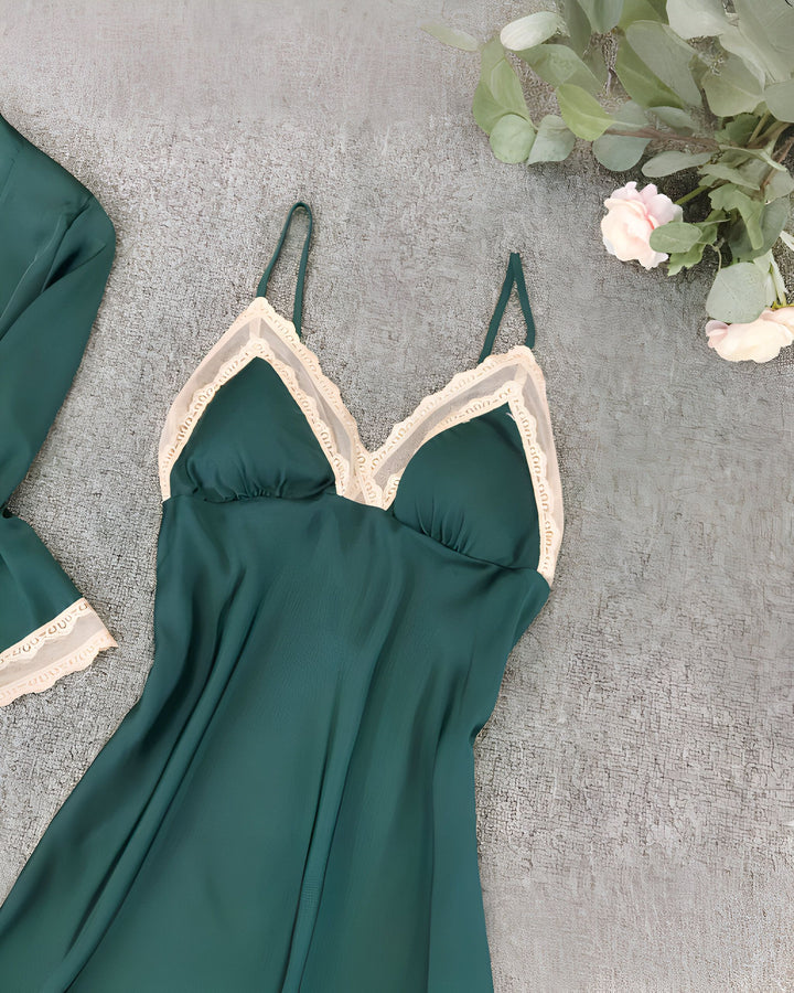 Ensemble kimono vert émeraude pour femme. Nuisette en satin avec dentelle délicate. Vêtements de nuit élégants et confortables. Collection kimono de luxe.