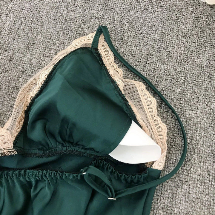 Kimono vert foncé avec dentelle beige. Vêtement de nuit féminin et confortable. Parfait pour se détendre à la maison.