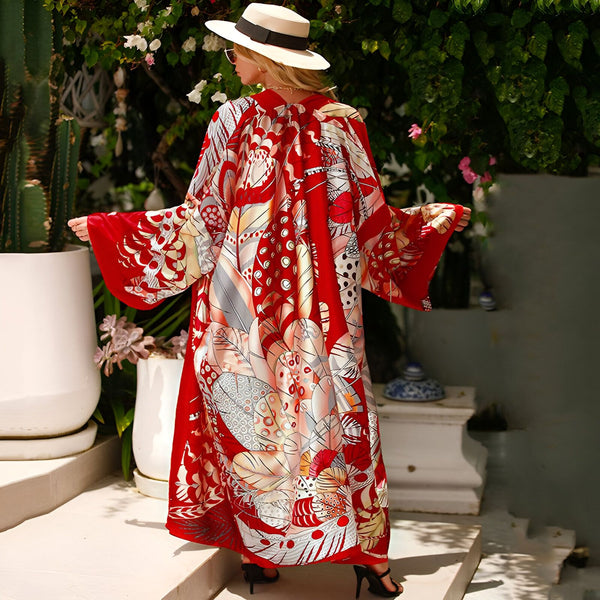 Femme portant un kimono rouge à motifs plumes et chapeau. Vue arrière. Vente de kimonos originaux et élégants.