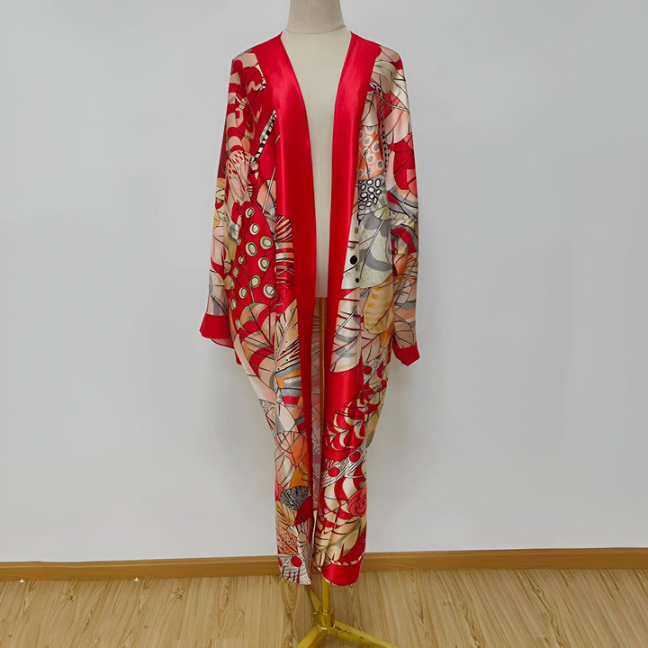 Kimono rouge en soie imprimée sur un mannequin. Vêtement d'intérieur élégant avec des motifs floraux et des couleurs vives. Achetez des kimonos de haute qualité en ligne.