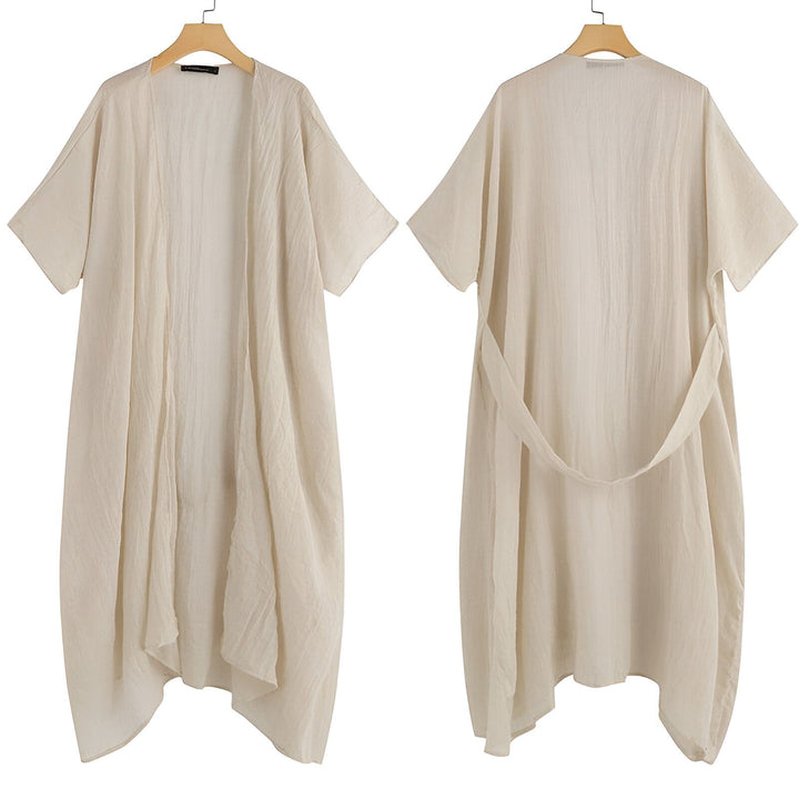 Kimono beige clair pour femme, vue de face ouvert et vue de dos avec ceinture. Vêtement d'extérieur léger et élégant.