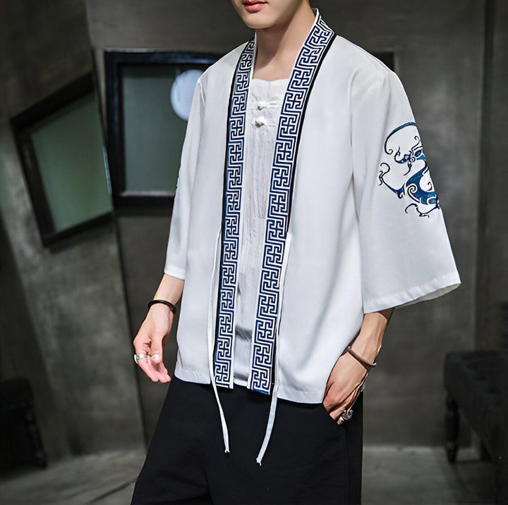 Homme portant un kimono blanc à motifs bleus. Vente de kimonos pour homme et femme. Découvrez notre collection de vêtements japonais traditionnels et modernes.
