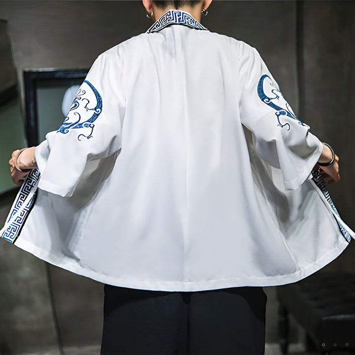 Dos d'un homme portant un kimono blanc à motifs bleus traditionnels. Vêtements japonais, mode kimono, veste kimono tendance.