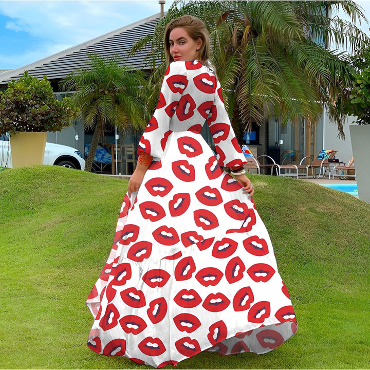 Femme portant un kimono blanc à motifs de lèvres rouges. Vêtements de plage chics et confortables. Collection de kimonos uniques et tendances.