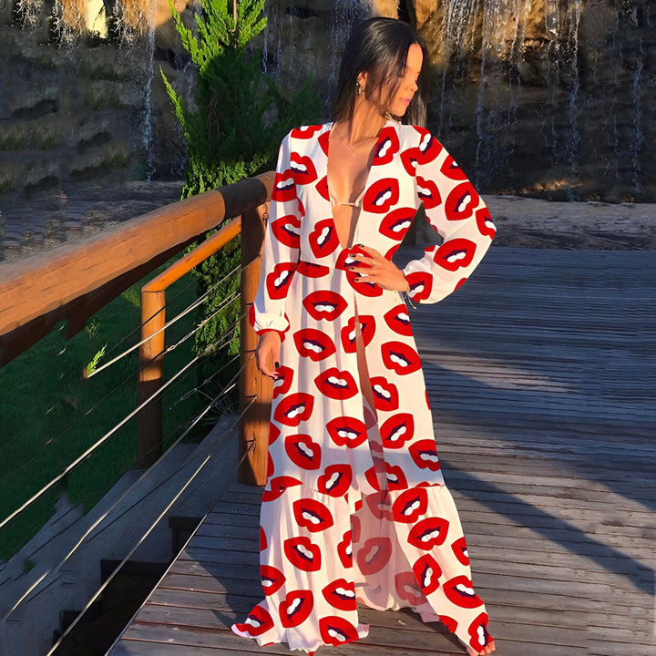 Femme portant un kimono long blanc à motifs de lèvres rouges. Kimono à la mode, parfait pour un look audacieux et élégant. Découvrez notre collection de kimonos uniques.