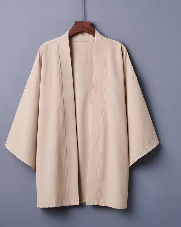 Kimono beige clair pour homme suspendu à un cintre en bois. Vêtements traditionnels japonais et vestes kimono à manches larges, disponibles dans notre boutique en ligne.