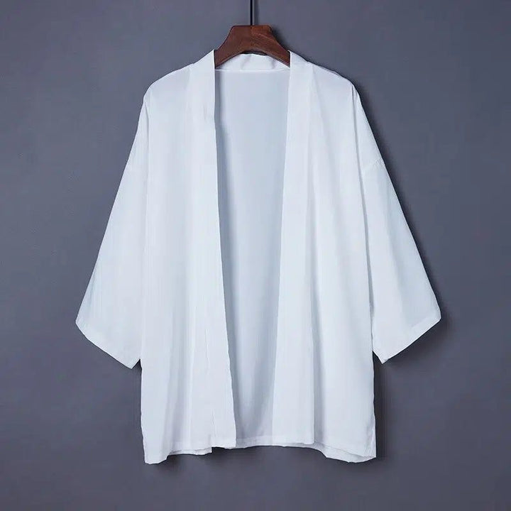 Kimono blanc léger suspendu. Vente de kimonos pour homme et femme. Découvrez notre collection de vêtements japonais.