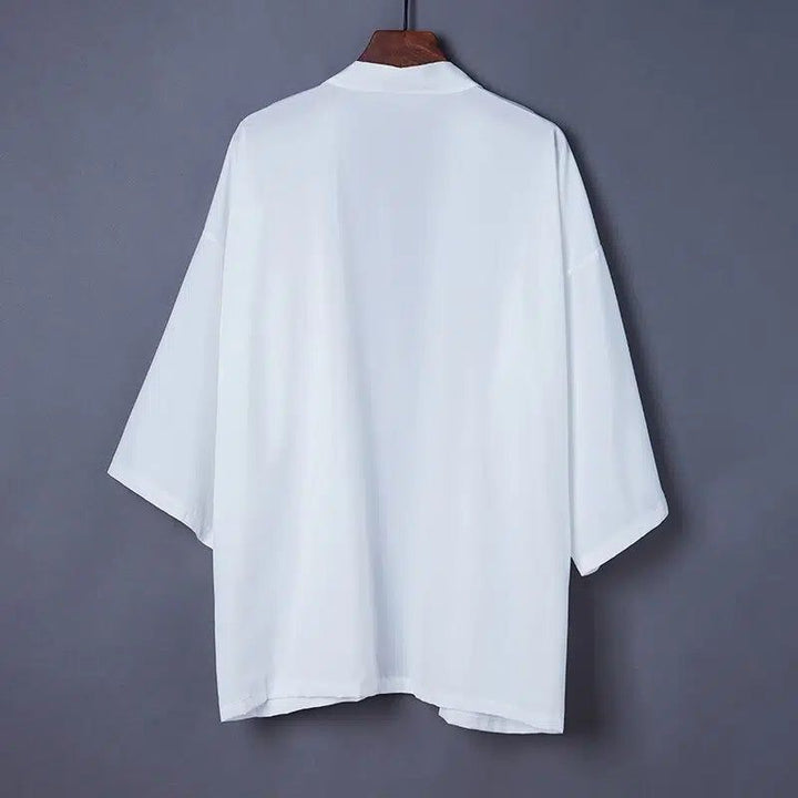 Kimono blanc unisexe suspendu sur un cintre. Vente de kimonos en ligne.