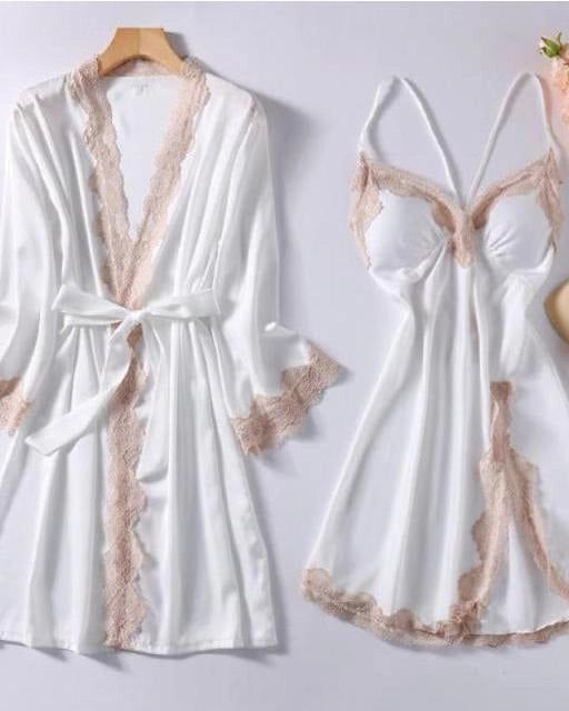 Ensemble kimono blanc avec dentelle rose, comprenant une robe de chambre à nouer et une nuisette assortie. Vêtements de nuit élégants et confortables.
