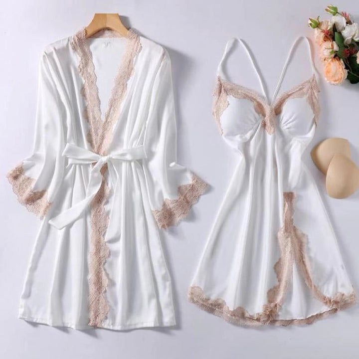 Ensemble kimono blanc en soie avec finitions en dentelle rose. Comprend une robe de chambre avec ceinture et une nuisette assortie. Lingerie féminine et élégante, idéale pour se détendre avec style.