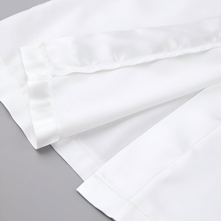 Détail du tissu blanc d'un kimono. Gros plan sur la texture et les coutures. Kimonos blancs de haute qualité disponibles.