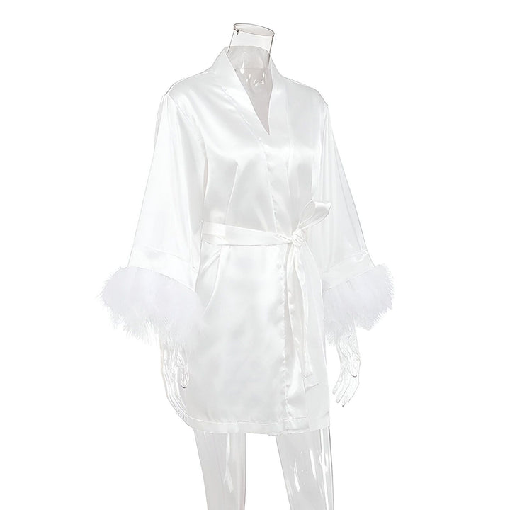 Kimono blanc en satin avec bordure en plumes, parfait comme peignoir de luxe. Vente de kimonos en ligne.
