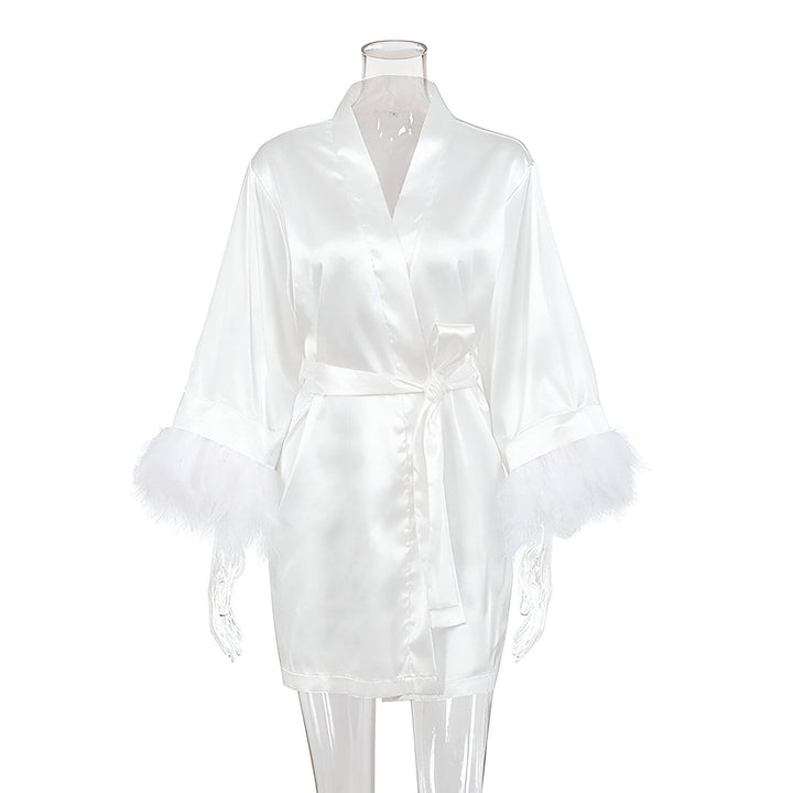 Kimono blanc en satin avec manches ornées de plumes. Peignoir élégant avec ceinture, idéal comme vêtement d'intérieur ou cadeau. Découvrez notre collection de kimonos uniques.