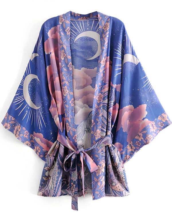 Kimono bleu avec motifs de lune, nuages roses et fleurs. Vêtement de style bohème, idéal pour ajouter une touche originale à votre garde-robe. Kimono tendance avec ceinture à nouer.