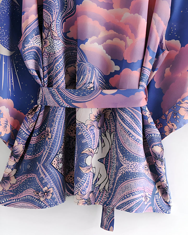 Kimono bleu et rose avec motifs floraux et nuages. Vêtements japonais traditionnels revisités. Découvrez notre collection de kimonos uniques.