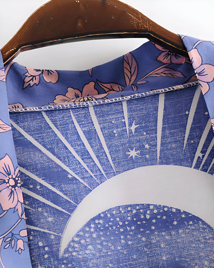 Kimono bleu avec motifs floraux et lune sur cintre. Vêtement léger et élégant de notre collection.