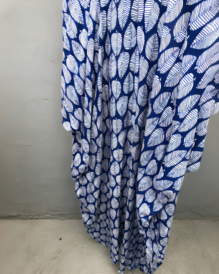 Kimono bleu à motifs de feuilles blanches. Vêtement japonais élégant et confortable, parfait pour la détente ou une occasion spéciale. Découvrez notre collection de kimonos uniques en ligne.