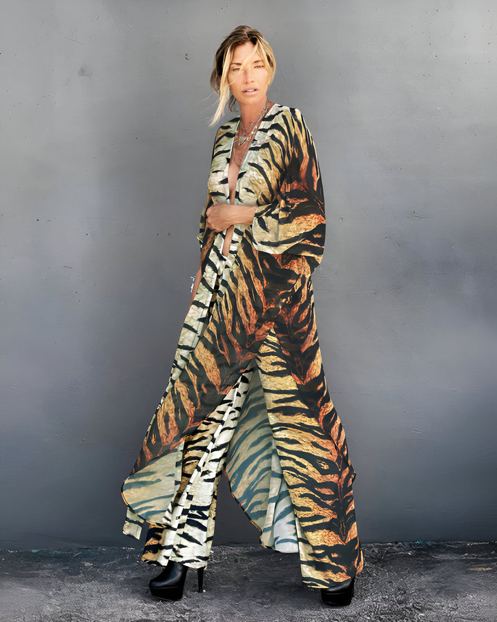 Femme portant un kimono à motif tigre. Vêtements kimono uniques disponibles à l'achat. Boutique de kimonos tendance. Mode kimono.