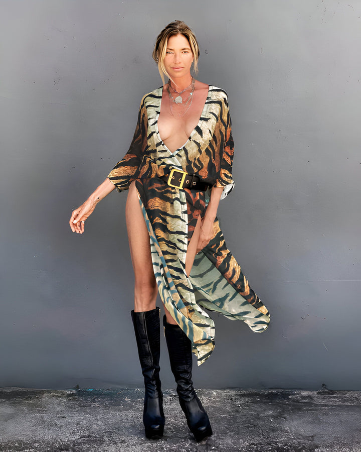 Femme portant un kimono imprimé tigre avec ceinture noire, bottes hautes noires et colliers. Vêtements de style kimono en vente.