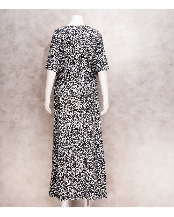 Kimono long imprimé léopard noir et blanc sur mannequin. Vue de dos d'une robe kimono à motifs animaliers. Achetez des kimonos uniques en ligne.