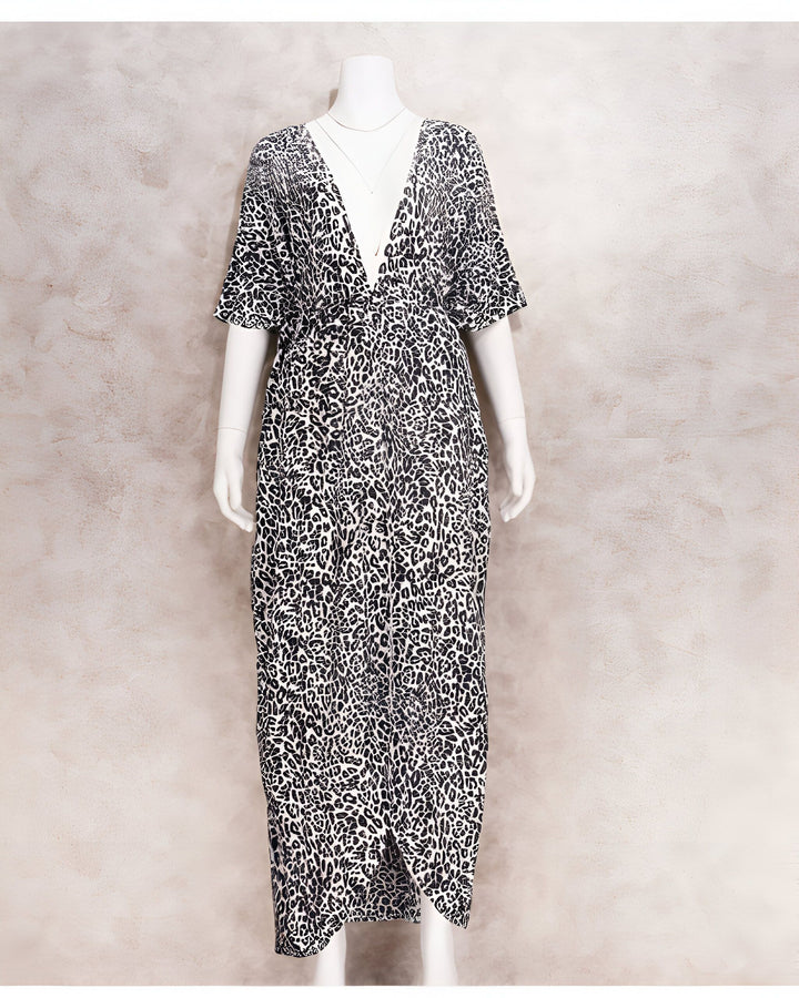 Kimono long à motifs léopard noir et blanc sur un mannequin blanc, idéal pour un look tendance et confortable. Découvrez notre collection de kimonos originaux!