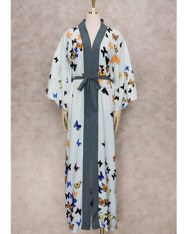 Kimono long blanc avec motifs papillons colorés, ceinture grise. Vêtements japonais traditionnels pour femmes. Boutique en ligne de kimonos.